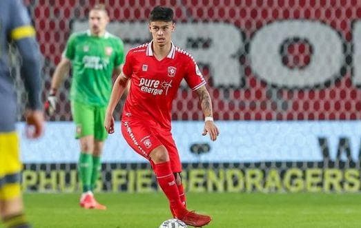 Dijaga Mees Hilgers, FC Twente Tampil Solid Bikin Robin van Persie Frustrasi