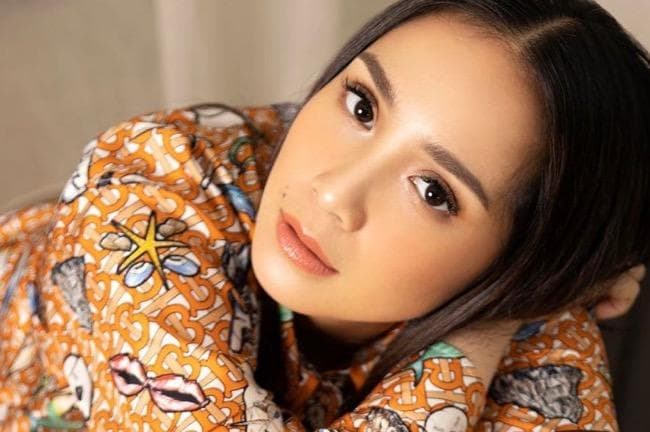 Gaya Nagita Slavina Jadi Sorotan, Harga Bandana Belasan Juta Bikin Netizen Meringis: Dompet Saya Nangis