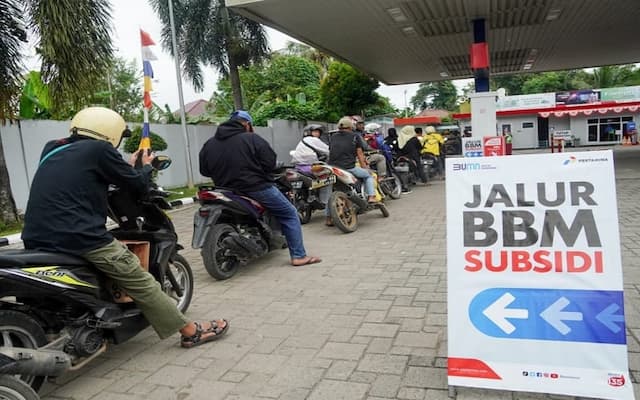 ESDM Sebut Aturan Pembatasan Beli BBM Subsidi Sudah di Tangan Jokowi