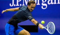 Hasil Wimbledon 2024: Daniil Medvedev Kerja Keras Kalahkan Wakil Prancis