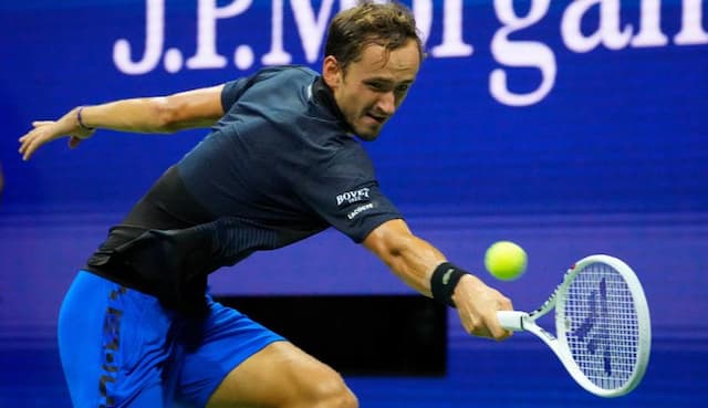 Hasil Wimbledon 2024: Daniil Medvedev Kerja Keras Kalahkan Wakil Prancis