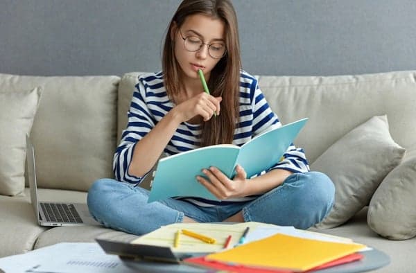 10 Contoh Teks Hikayat Singkat Beragam Tema, Penuh Pesan Moral! 10 Contoh Teks Hikayat Singkat Beragam Tema, Penuh Pesan Moral!