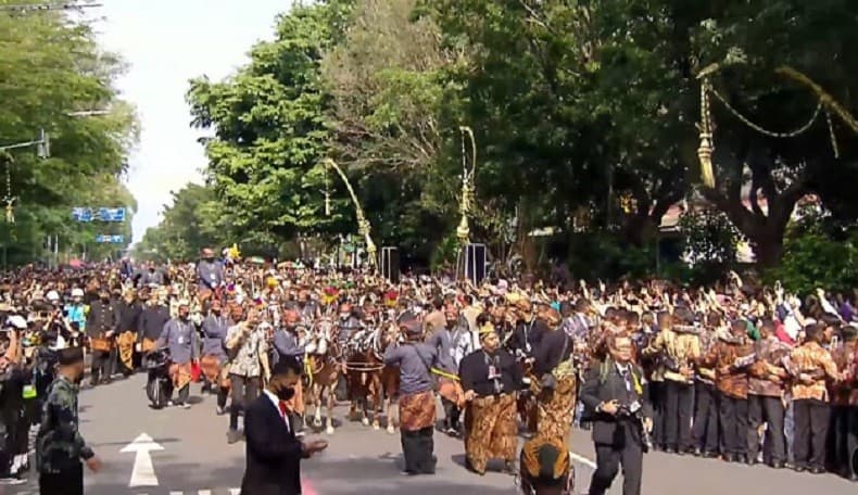 Momen Kaesang dan Erina Naik Kereta Kencana Menuju Pura Mangkunegaran