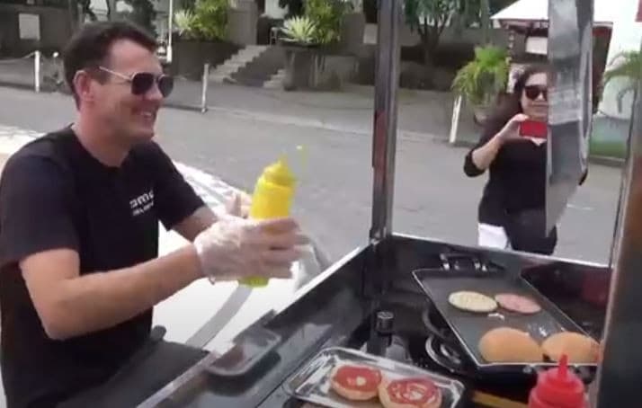 Viral Bule Inggris Jualan Burger Keliling di Kuta Bali, Ini Alasannya