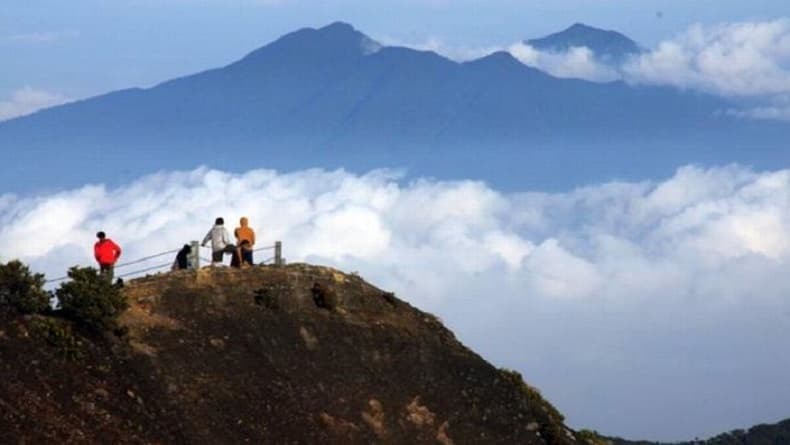 7 Gunung di Jawa Barat, Nomor 5 Disebut Uga Siliwangi sebagai Tanda Bencana Besar 7 Gunung di Jawa Barat, Nomor 5 Disebut Uga Siliwangi sebagai Tanda Bencana Besar