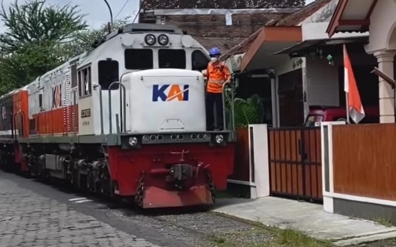 Viral Kereta Api Lewat Percis Depan Rumah Warga, Netizen Heran Kok Bisa Gitu