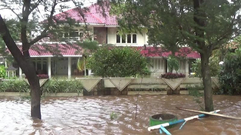 Tanggul Jebol, Perumahan Elite di Kawasan Pantai Marina Semarang Terendam Banjir