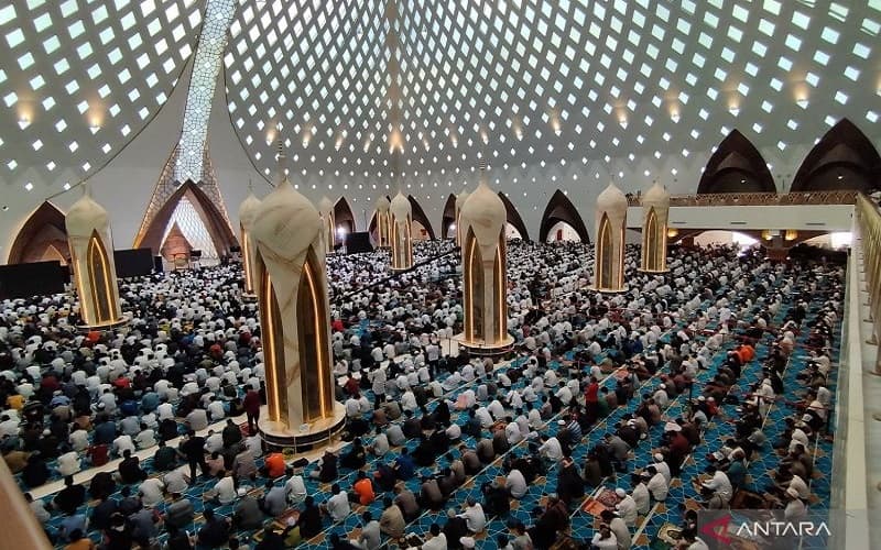 Suasana Salat Jumat Perdana di Masjid Al Jabbar Bandung Diikuti Ribuan Jemaah Suasana Salat Jumat Perdana di Masjid Al Jabbar Bandung Diikuti Ribuan Jemaah