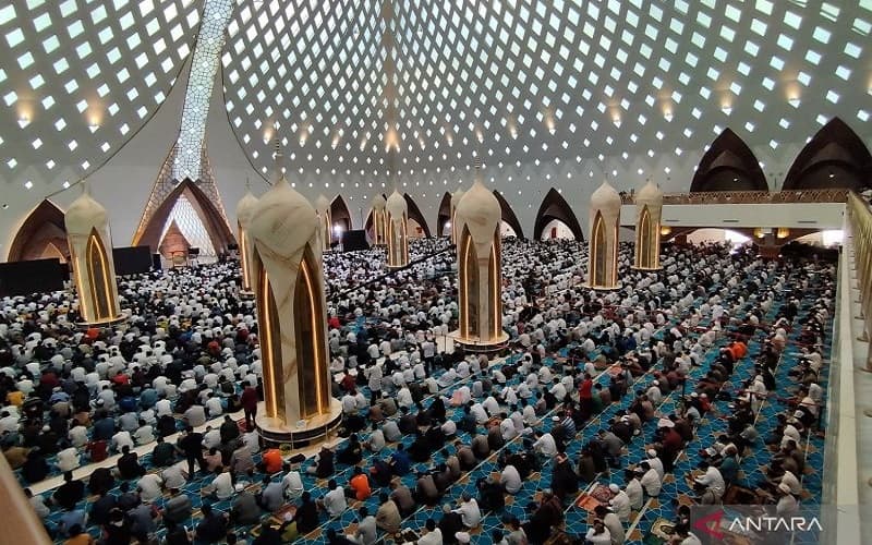 Suasana Salat Jumat Perdana di Masjid Al Jabbar Bandung Diikuti Ribuan Jemaah