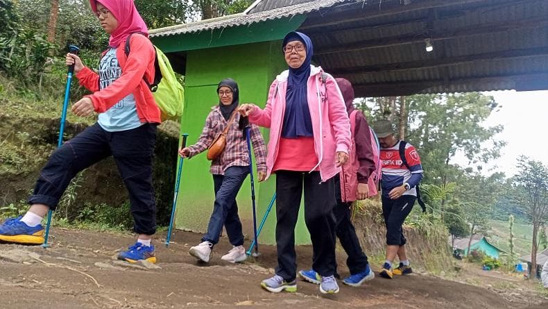 Keren, Nenek 74 Tahun asal Bogor Daki Gunung Ciremai via Jalur Apuy Majalengka