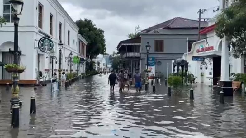 Kota Lama Semarang Banjir, Sebagian Wisatawan Akan Nikmati Malam Tahun Baru Pilih Pulang