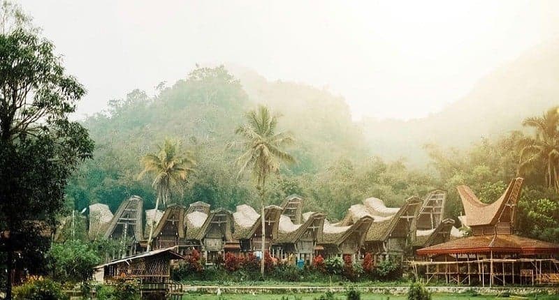 Kampung Unik di Toraja, Ada Desa Menakutkan dengan Banyak Kuburan di Tebing Batu Kampung Unik di Toraja, Ada Desa Menakutkan dengan Banyak Kuburan di Tebing Batu