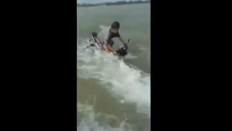 Viral Pengendara Motor di Grobogan Tercebur Sawah Tergenang Banjir Tak Ada yang Menolong