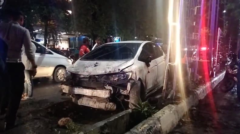Honda Jazz di Banjarmasin Ringsek Tabrak Pembatas Jalan, Sopir Bocah SMK Tak Punya SIM Honda Jazz di Banjarmasin Ringsek Tabrak Pembatas Jalan, Sopir Bocah SMK Tak Punya SIM