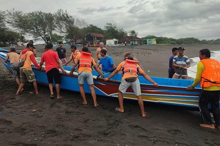 Perahu Nelayan Kulonprogo Terbalik Diterjang Gelombang saat Melaut di Pantai Trisik