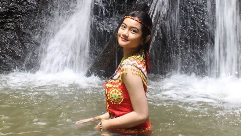 Rahasia Kecantikan Gadis Dayak, Berkulit Putih dan Punya Tatapan Mata Elang Rahasia Kecantikan Gadis Dayak, Berkulit Putih dan Punya Tatapan Mata Elang