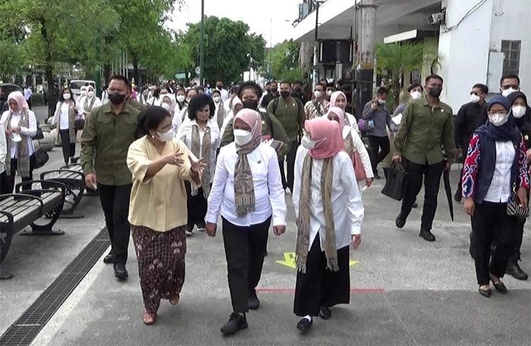 Momen Iriana Jokowi Beli Kain dan Tas di Pasar Beringharjo Momen Iriana Jokowi Beli Kain dan Tas di Pasar Beringharjo