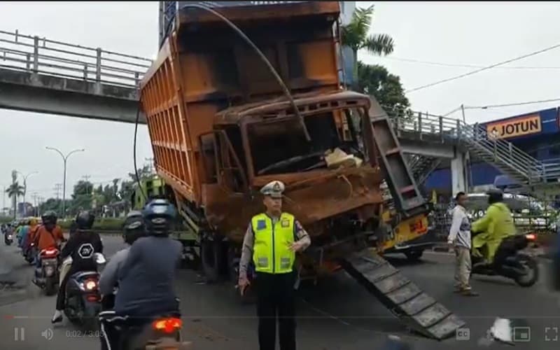 Trailer Bermuatan Bangkai Truk Nyangkut di JPO Palembang, Lalu Lintas Macet