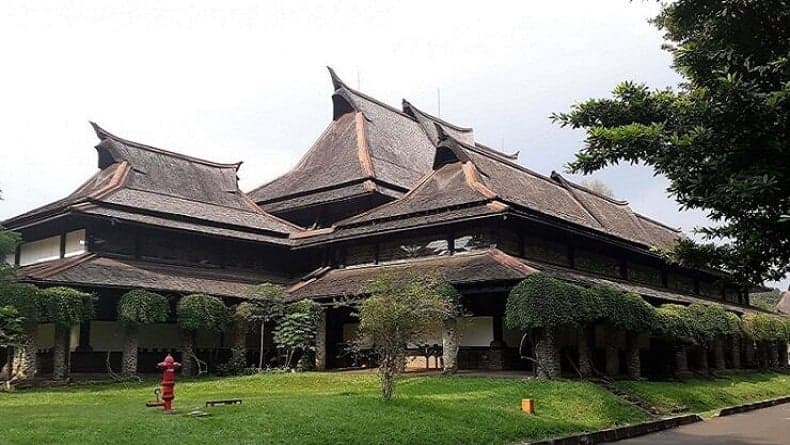 7 Rumah Adat Jawa Barat, Julang Ngapak hingga Parahu Kumureb