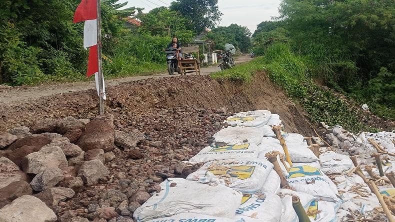 Badan Jalan Tergerus Sungai Cikeruh, Aktivitas Usaha Warga Majalengka Terganggu