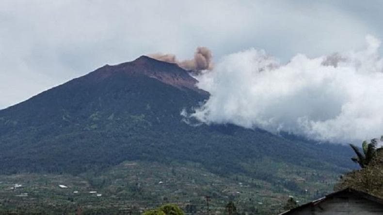 Gunung Kerinci Erupsi, Semburkan Kolom Abu Warna Cokelat Setinggi 200 Meter Gunung Kerinci Erupsi, Semburkan Kolom Abu Warna Cokelat Setinggi 200 Meter