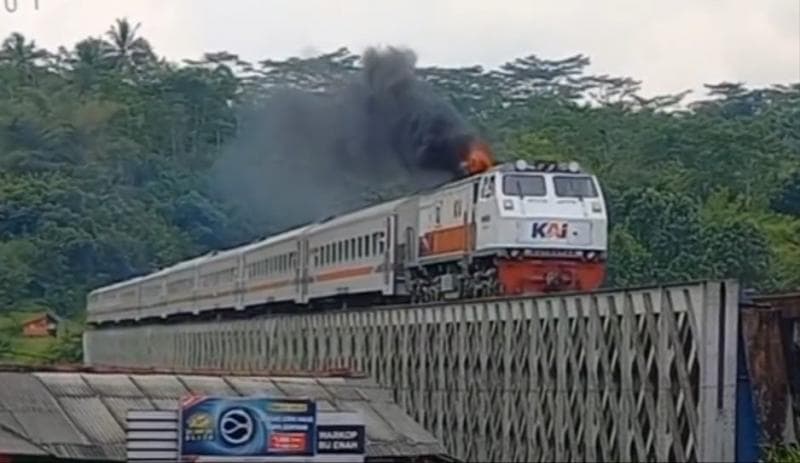 Viral Kereta Keluarkan Api dan Asap Membumbung, Netizen: The Real Kereta Api