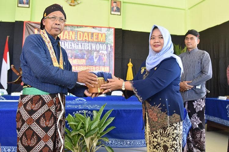 Keraton Yogyakarta Gelar Labuhan Merapi, Uba Rampe Dibawa ke Petilasan Mbah Maridjan Keraton Yogyakarta Gelar Labuhan Merapi, Uba Rampe Dibawa ke Petilasan Mbah Maridjan