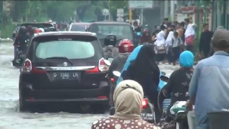 Sepekan Terendam Banjir, Jalan Raya Karanggeneng Lamongan Macet Parah