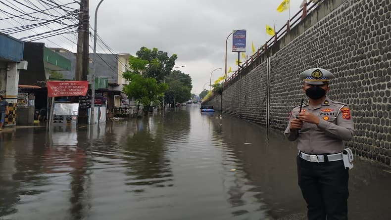 Banjir Terjang Bawah Flyover Cimindi Cimahi, Mobil Terjebak Genangan