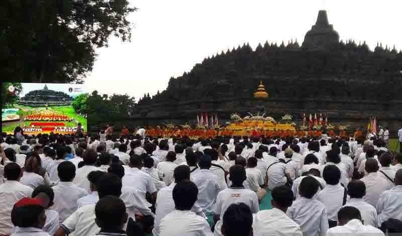 Ribuan Umat Buddha Peringati Hari Raya Magha Puja 2023 di Pelataran Candi Borobudur