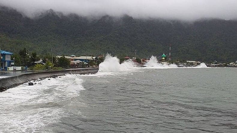 Warung Makan di Padang Ambruk Dihantam Gelombang, 15 Pelajar Terseret ke Laut