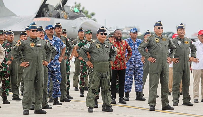 Gagahnya Menhan Prabowo Pakai Seragam Penerbang TNI AU