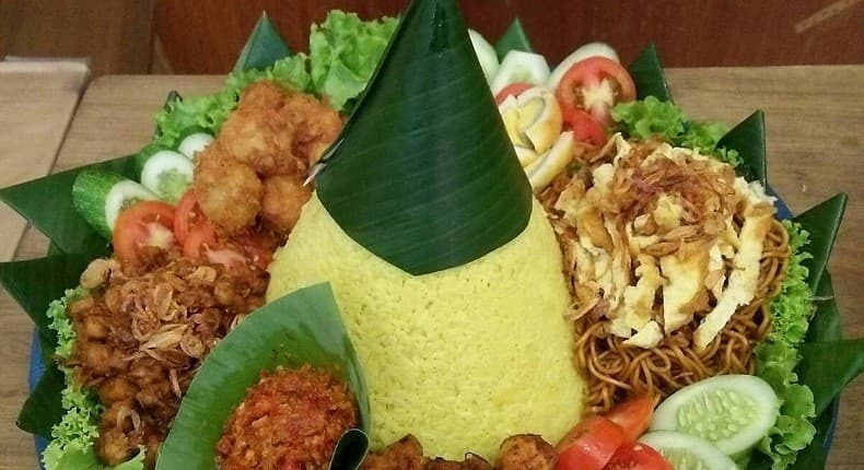 Nasi Tumpeng Berbentuk Kerucut, Ternyata Warna dan Lauknya Punya Arti Ini!