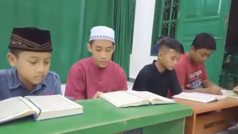 10 Hadits tentang Menuntut Ilmu, Umat Muslim Wajib Simak! 10 Hadits tentang Menuntut Ilmu, Umat Muslim Wajib Simak!