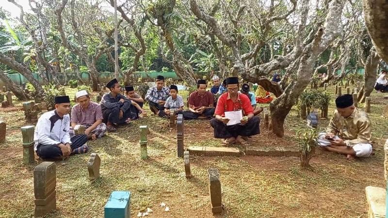 Doa Ziarah Kubur Orang Tua Saat Lebaran Idul Fitri yang Perlu Diamalkan Umat Muslim