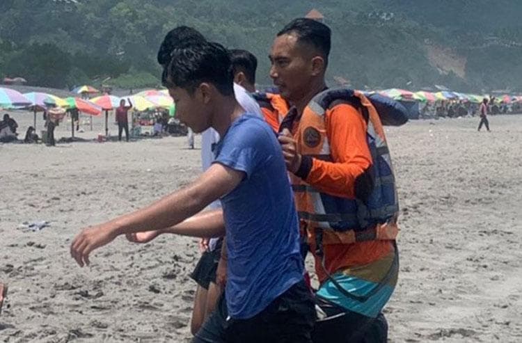 Mandi di Area Palung Pantai Parangtritis, 3 Wisatawan Nyaris Tenggelam