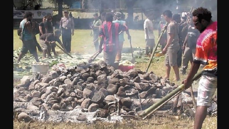 Apa Itu Tradisi Bakar Batu? Pesta Adat Masak dan Makan Bersama di Papua