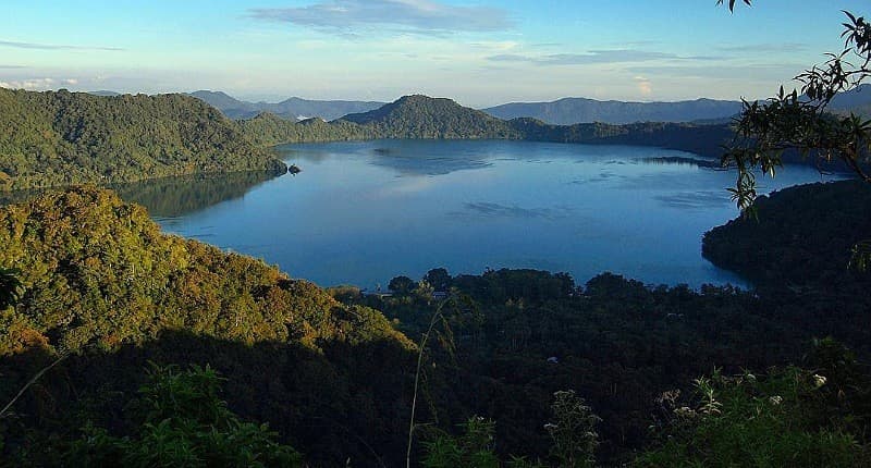 Pesona Danau Kawah Paling Dalam di Dunia, Tersembunyi di Flores dan Punya Mitos Unik!