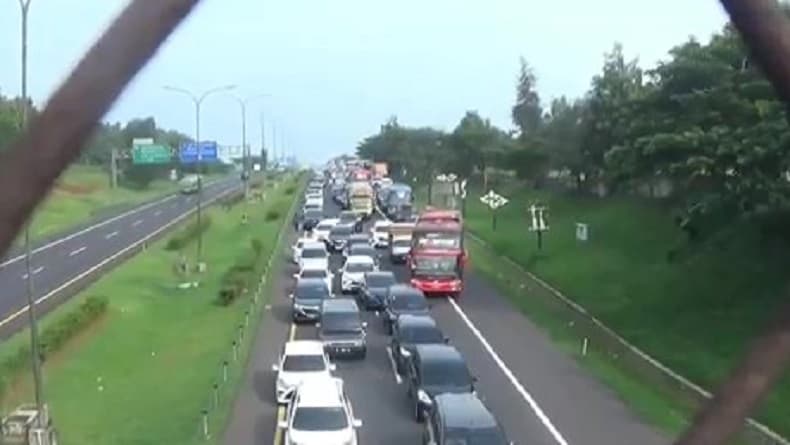 Pemudik Terjebak Macet di Tol Cipali Km 73, Diperkirakan Hari Ini One Way Pemudik Terjebak Macet di Tol Cipali Km 73, Diperkirakan Hari Ini One Way