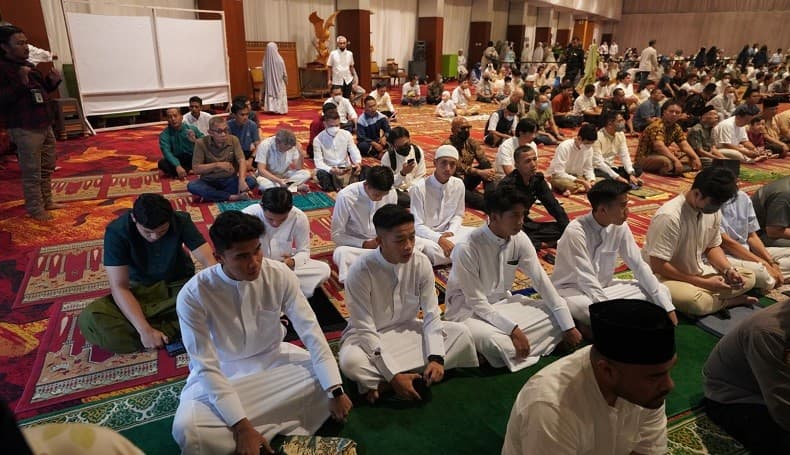 Tak Ada yang Pulang Kampung, Penggawa Timnas Indonesia U-22 Sholat Idul Fitri Bersama Tak Ada yang Pulang Kampung, Penggawa Timnas Indonesia U-22 Sholat Idul Fitri Bersama
