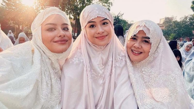Bikin Pangling Maudy Ayunda Pakai Mukena saat Sholat Id, Netizen: Keluarga Bidadari Bikin Pangling Maudy Ayunda Pakai Mukena saat Sholat Id, Netizen: Keluarga Bidadari