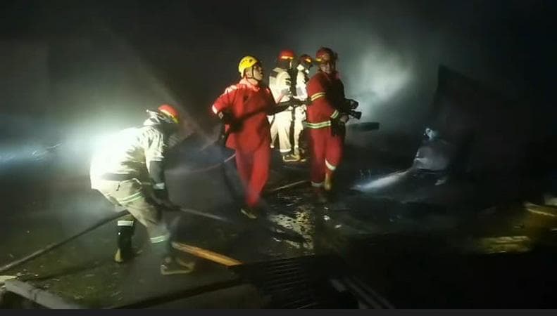 Pabrik Kerupuk di Banjarnegara Ludes Terbakar, Kerugian Ditaksir Ratusan Juta Rupiah Pabrik Kerupuk di Banjarnegara Ludes Terbakar, Kerugian Ditaksir Ratusan Juta Rupiah