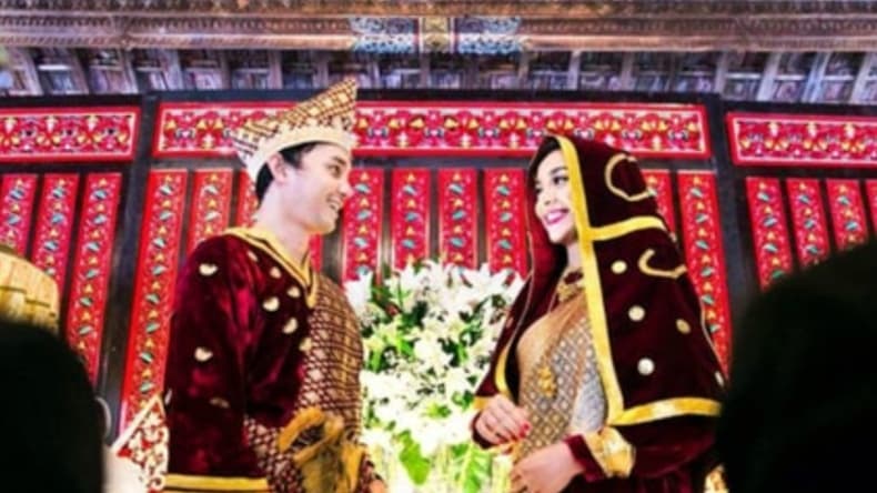 Deretan Pakaian Adat Sumatera Barat Lengkap dengan Filosofinya Deretan Pakaian Adat Sumatera Barat Lengkap dengan Filosofinya