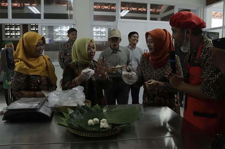 Bupati Sleman Kustini Ingin Jadah Tempe Jadi Magnet Pariwisata Bupati Sleman Kustini Ingin Jadah Tempe Jadi Magnet Pariwisata