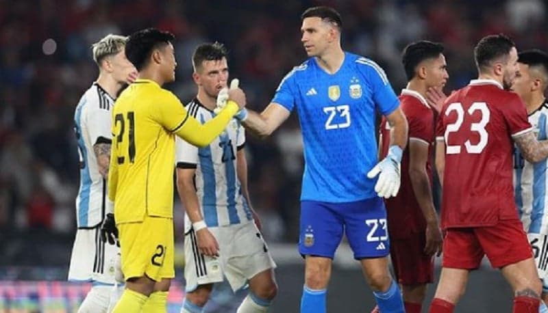 Cerita Kocak Ernando Ari Minta Jersey Emi Martinez: Kiper Indonesia Sempat Merasa Ditipu Cerita Kocak Ernando Ari Minta Jersey Emi Martinez: Kiper Indonesia Sempat Merasa Ditipu