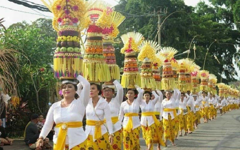 Mengenal Tradisi Ngayah, Kearifan Warga Bali yang Kental Nilai Tolong-Menolong