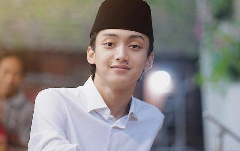 Profil dan Biodata Gus Azmi, Vokalis Syubbanul Muslimin Bersuara Merdu