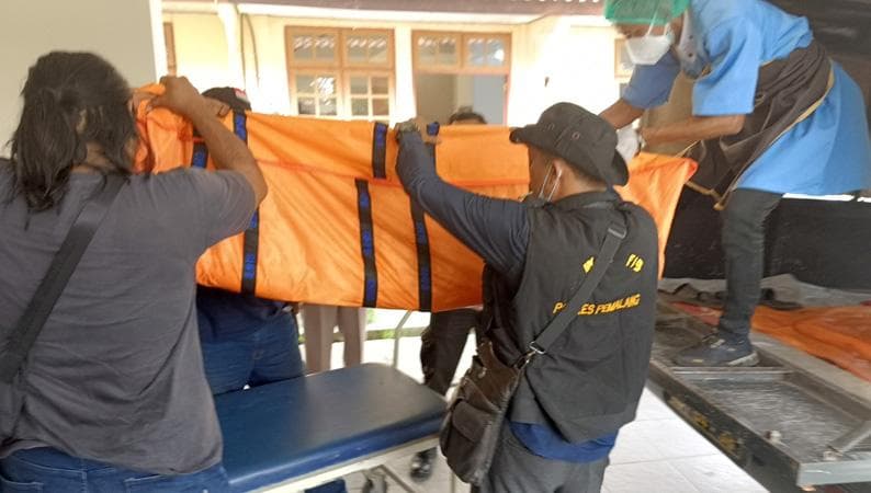 Pemalang Geger, Mayat Anak Perempuan Berseragam Pramuka Ditemukan Mengambang di Tambak Pemalang Geger, Mayat Anak Perempuan Berseragam Pramuka Ditemukan Mengambang di Tambak