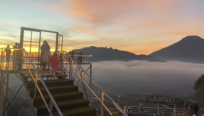 Pesona Alam Wisata Pintu Langit Wonosobo, Spot Foto Terbaik untuk Berburu Golden Hour Pesona Alam Wisata Pintu Langit Wonosobo, Spot Foto Terbaik untuk Berburu Golden Hour