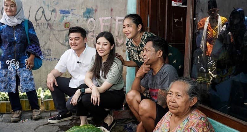 Potret Keseruan Angela Tanoesoedibjo dan Chef Arnold Kunjungi Kampung Lontong di Surabaya Potret Keseruan Angela Tanoesoedibjo dan Chef Arnold Kunjungi Kampung Lontong di Surabaya